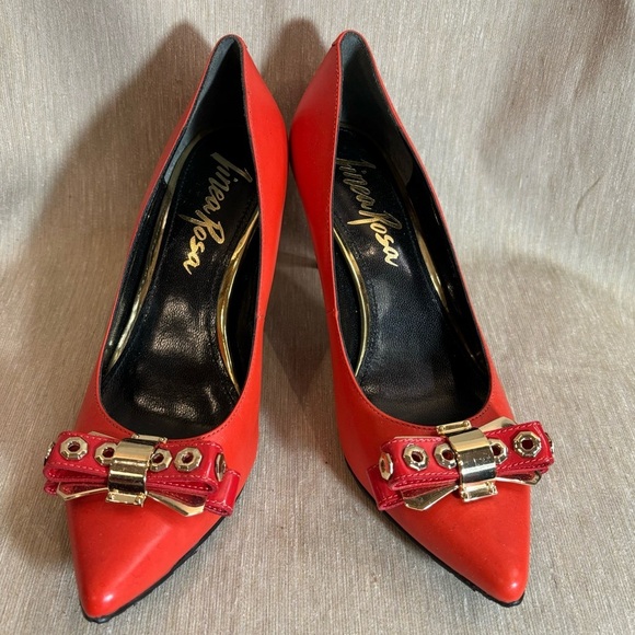 LINEA ROSA Sz 38 Pointy Bow at Toe Cap Metal Accents Heels Statement Shoes - Picture 1 of 12